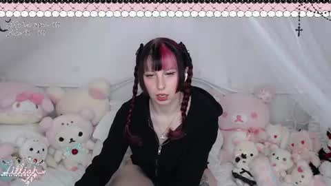 Snapshot of angelillic chatting on June 10, 2:01 am lillian online show from June 10, 2:01 am