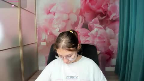 AngelinaLow online show from October 27, 12:31 pm