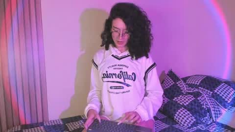 Snapshot of angellike_doll chatting on April 27, 2:31 am Angellike online show from April 27, 2:31 am