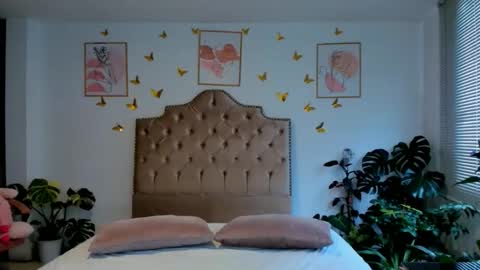 Snapshot of angie_modelo chatting on April 29, 6:14 pm Anabella online show from April 29, 6:14 pm