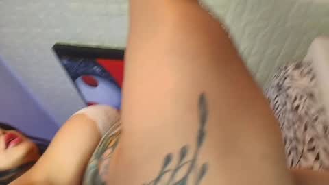 Snapshot of anielli69 chatting on December 20, 7:39 pm laura online show from December 20, 7:39 pm