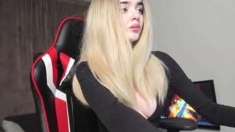 Anna online show from December 17, 6:09 pm