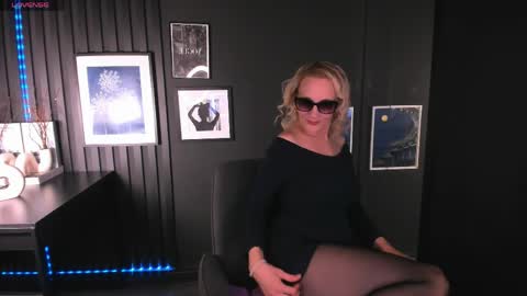 Snapshot of anna_noir chatting on May 17, 5:38 am Anna online show from May 17, 5:38 am