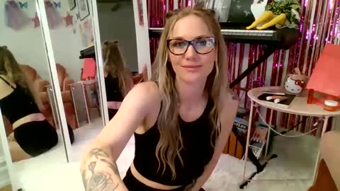 Snapshot of annadelrae444 chatting on September 15, 2:33 am annadelrae444 online show from September 15, 2:33 am