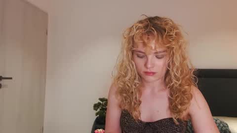 Snapshot of annaevv chatting on May 22, 2:51 am annaevv online show from May 22, 2:51 am