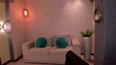 Snapshot of annahoffman_ chatting on September 24, 12:19 pm annahoffman_ online show from September 24, 12:19 pm