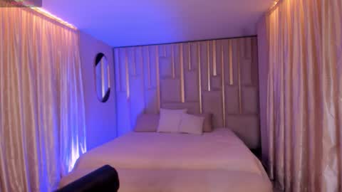 Snapshot of annahoffman_ chatting on October 27, 1:04 pm annahoffman_ online show from October 27, 1:04 pm