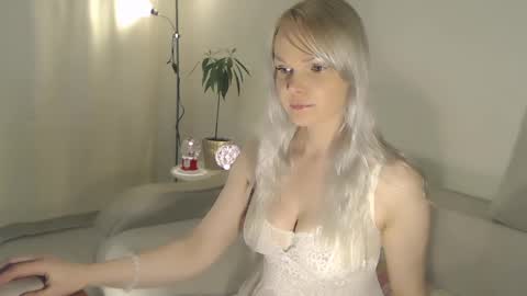 Snapshot of annett chatting on December 7, 12:30 am Annett online show from December 7, 12:30 am