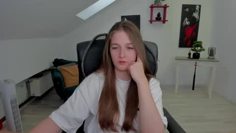 Snapshot of annewilsonn chatting on May 12, 4:53 am annewilsonn online show from May 12, 4:53 am