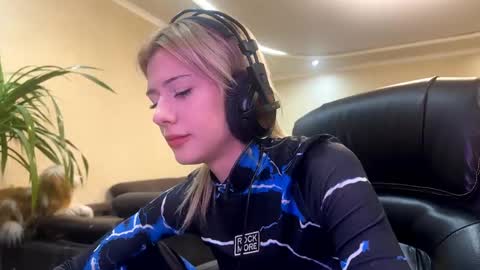 Snapshot of annie1fuc4 chatting on March 18, 4:10 pm annie1fuc4 online show from March 18, 4:10 pm