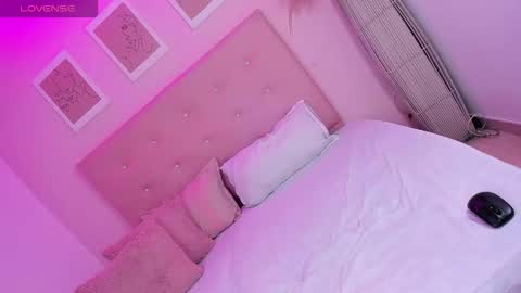 annie_dolce_ online show from October 22, 10:20 pm