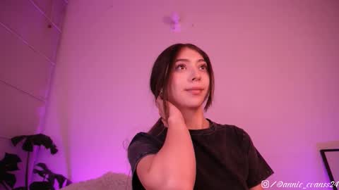 Snapshot of annie_evans24 chatting on February 27, 5:02 am Annie Evans online show from February 27, 5:02 am