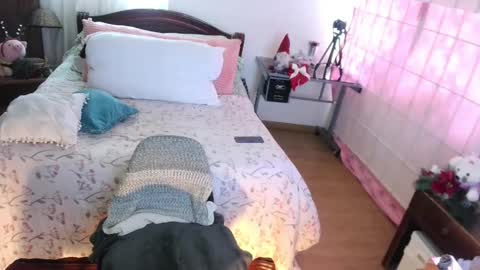 Snapshot of annie_swan_18 chatting on December 19, 3:52 pm LAURA - A n n i e S w a n online show from December 19, 3:52 pm