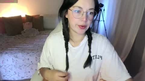Snapshot of annie_swan_18 chatting on October 5, 12:47 pm LAURA - A n n i e S w a n online show from October 5, 12:47 pm