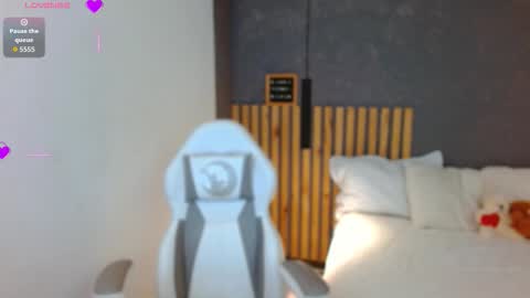 Annie Volker online show from November 21, 4:11 am