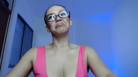Snapshot of anniecervantez chatting on April 7, 9:37 pm Annie online show from April 7, 9:37 pm