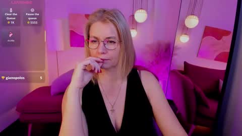 Annie online show from November 23, 1:44 pm