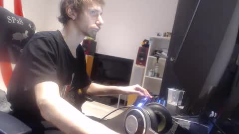 LoyalDog online show from April 4, 1:48 am