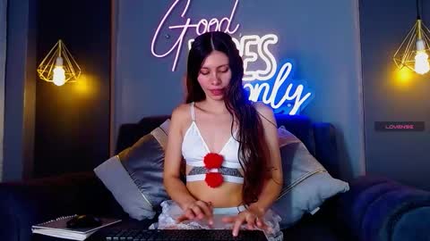 anny_loves online show from February 6, 6:00 pm