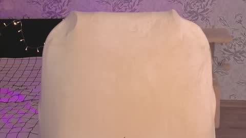 Annie online show from March 25, 9:04 am