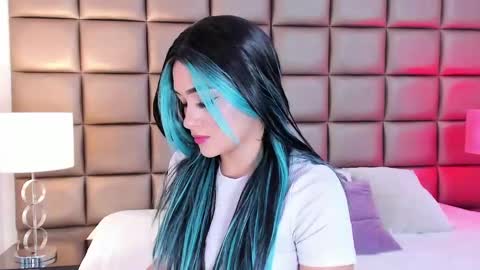 Snapshot of annyhizzle chatting on February 15, 9:26 pm online show from February 15, 9:26 pm