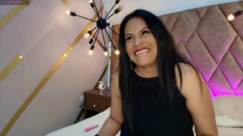Snapshot of anthonelaa__ chatting on May 8, 8:58 pm Anthonelaa online show from May 8, 8:58 pm