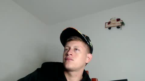 Snapshot of anthonnymorrison chatting on December 6, 2:24 am leon online show from December 6, 2:24 am