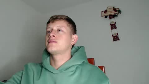 Snapshot of anthonnymorrison chatting on December 11, 11:00 pm leon online show from December 11, 11:00 pm