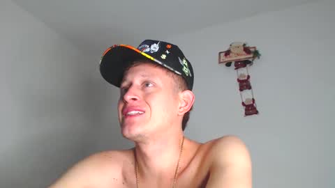 Snapshot of anthonnymorrison chatting on December 15, 1:35 am leon online show from December 15, 1:35 am