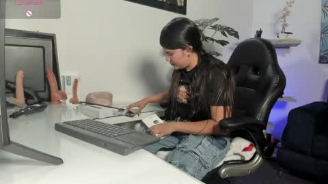   online show from April 8, 7:36 pm