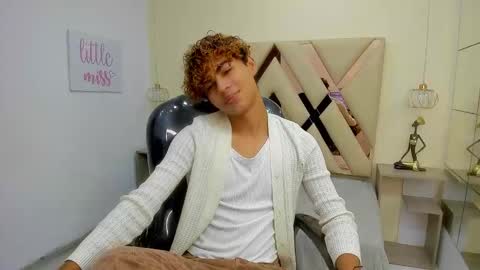 Snapshot of anyelotwink chatting on February 18, 8:38 pm anyelotwink online show from February 18, 8:38 pm