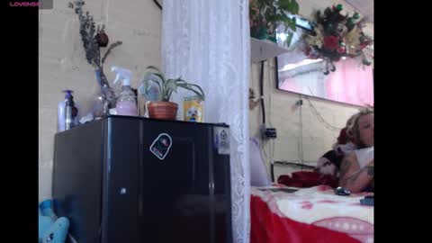 Snapshot of anyholl chatting on March 1, 3:14 pm any simsom online show from March 1, 3:14 pm