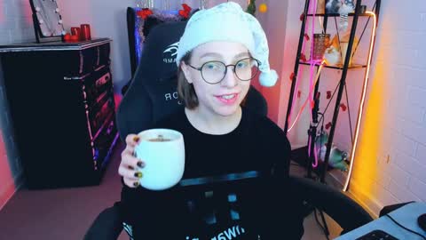 Snapshot of aphexqueen chatting on December 25, 3:06 pm APHEX QUEEN online show from December 25, 3:06 pm