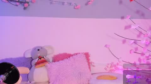 Snapshot of apple_of_pleasure chatting on July 20, 8:33 pm Lily online show from July 20, 8:33 pm