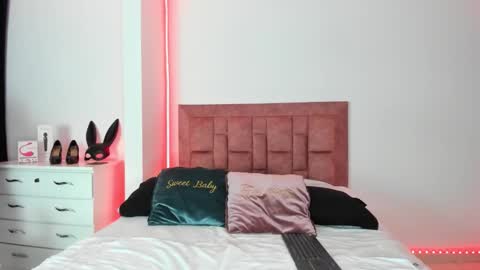 Snapshot of april_collinsxx chatting on February 19, 9:00 pm april collinsxx online show from February 19, 9:00 pm