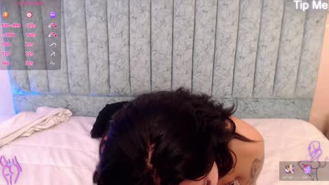 Snapshot of april_dumont chatting on February 6, 5:40 pm April online show from February 6, 5:40 pm
