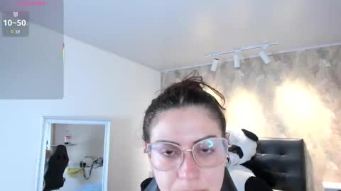 Snapshot of april_dumont chatting on October 5, 4:33 am April online show from October 5, 4:33 am