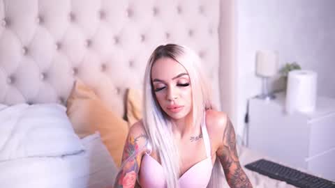 Snapshot of aprilhadid chatting on July 24, 5:22 pm Laura online show from July 24, 5:22 pm
