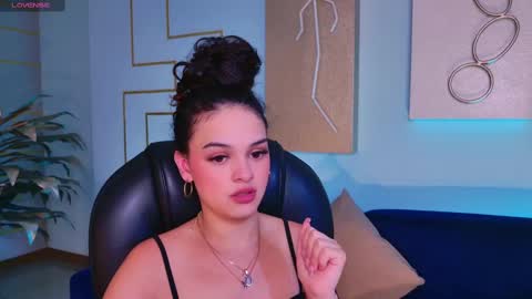 Snapshot of aprilrhodes_ chatting on February 14, 9:13 am April Rhodes online show from February 14, 9:13 am