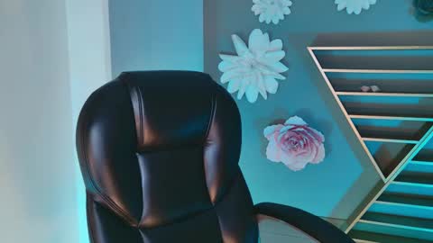 Snapshot of aprilrhodes_ chatting on February 19, 10:01 am April Rhodes online show from February 19, 10:01 am
