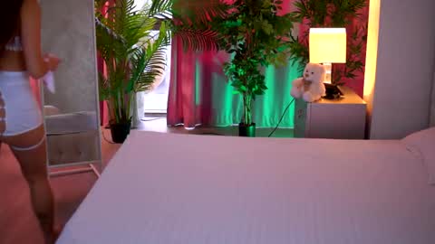 IsaBella online show from February 6, 7:45 am