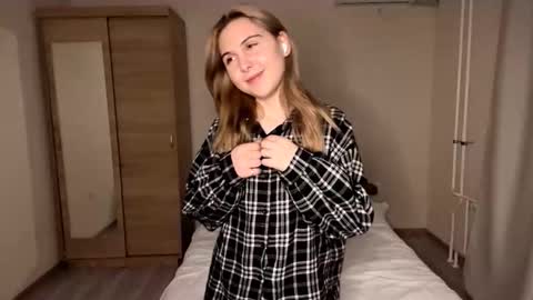 Emi online show from December 3, 3:54 pm