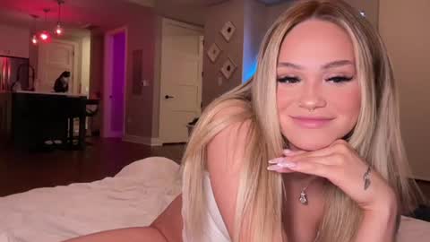 Snapshot of ari_02 chatting on June 18, 4:02 am Ari online show from June 18, 4:02 am