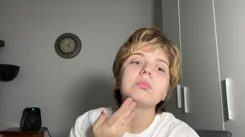 Snapshot of ari_crystal chatting on February 2, 11:20 am ari_crystal online show from February 2, 11:20 am