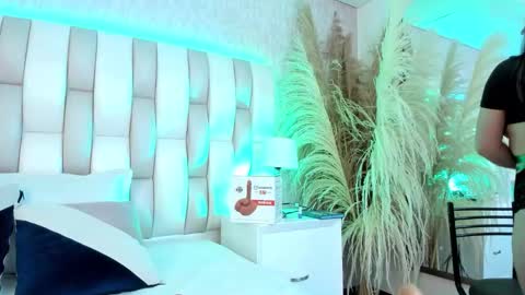 ari_lynn_ online show from March 18, 3:20 am