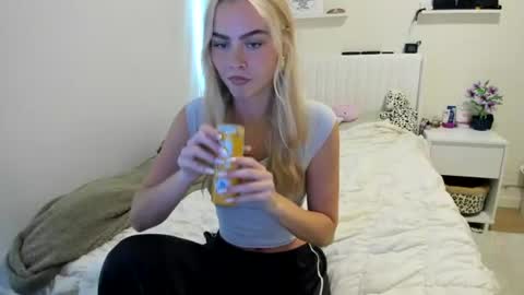 Snapshot of ariah_is_blonde chatting on June 26, 8:02 pm Ariah online show from June 26, 8:02 pm
