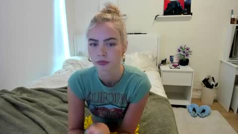 Snapshot of ariah_is_blonde chatting on June 28, 7:20 pm Ariah online show from June 28, 7:20 pm