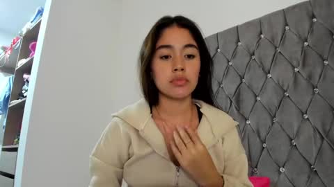 Aria Montgomery online show from January 4, 9:32 am