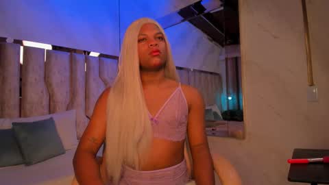 Snapshot of ariana_grande233 chatting on February 11, 11:37 am ariana_grande233 online show from February 11, 11:37 am