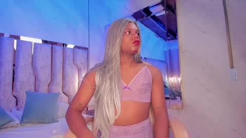 ariana_grande233 online show from March 28, 11:43 am